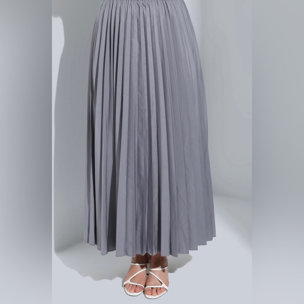 Grey pleated skirt